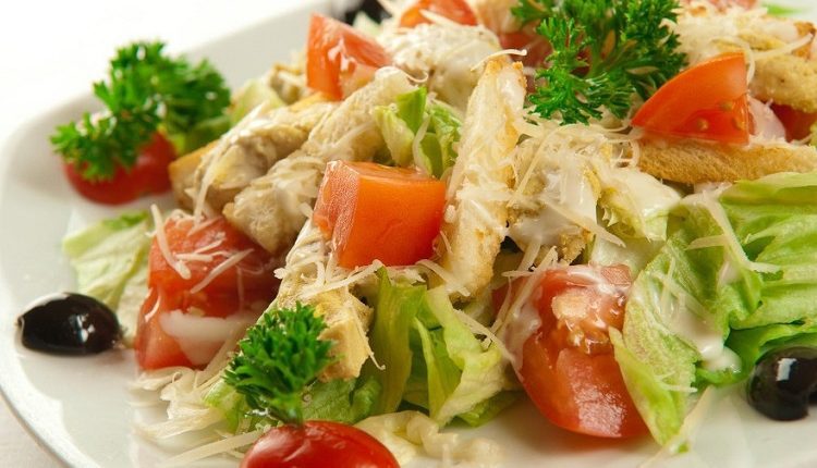 Салат цезарь с курицей